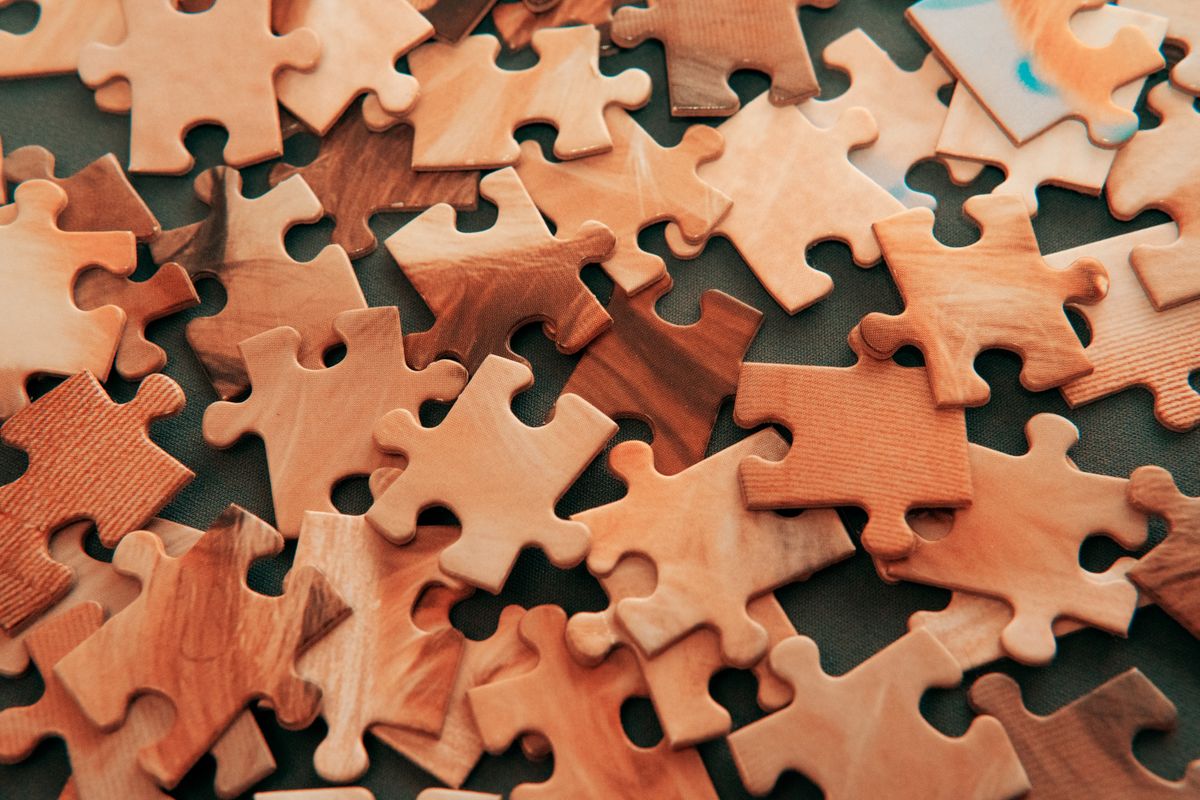 Roztříděné dílky puzzle na stole