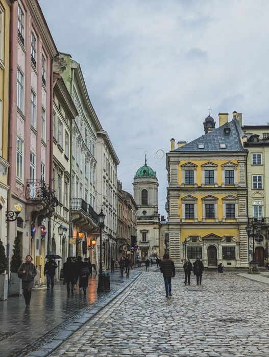 Ulice v centru Plzně poblíž prodejny